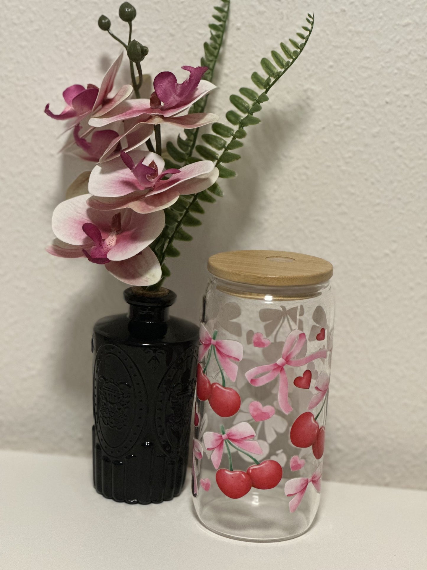 Trinkglas mit Bambusdeckel "Kirsche mit Schleifen und Herzen"